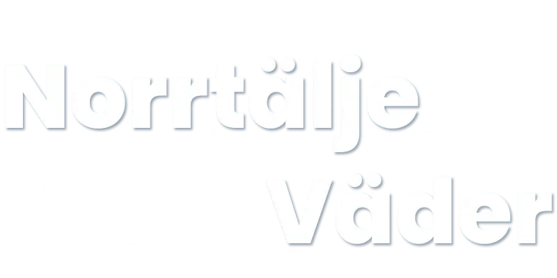 Bilden visar texten "Norrtälje Väder" över en bakgrund av stiliserade molnformer, som påminner om en standardsatsdesign. Den vita texten har en skuggeffekt, medan molnen framstår som ömtåliga konturer.