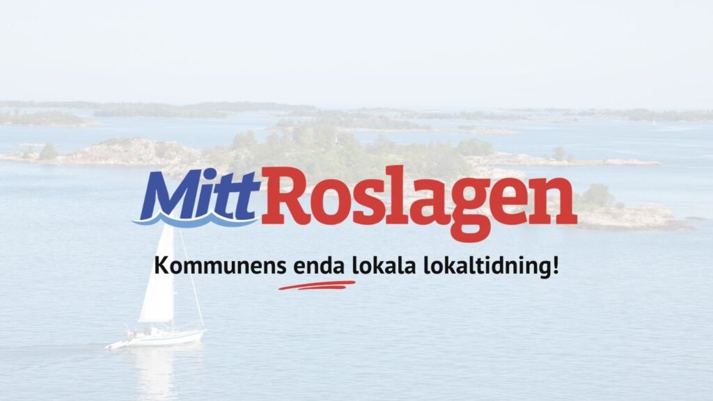 En segelbåt på lugnt vatten med trädbevuxna öar i bakgrunden. Texten "Mitt Roslagen - Norrtälje kommuns nyhetssajt" och "Kommunens enda lokala lokaltidning!" är inlagd i mitten av bilden.