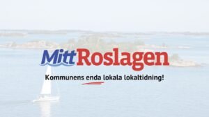 En segelbåt på lugnt vatten med trädbevuxna öar i bakgrunden. Texten "Mitt Roslagen - Norrtälje kommuns nyhetssajt" och "Kommunens enda lokala lokaltidning!" är inlagd i mitten av bilden.